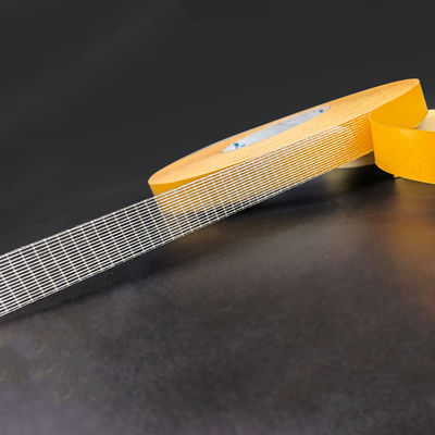 شريط فيبر جلاس مزدوج الوجه بسماكة 220 ميكرون وقوة شد 45 رطلاً/بوصة وقوة تثبيت ≥24 ساعة للاستخدام الصناعي