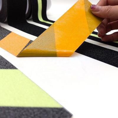 حل حماية ممرات السلالم الصناعية شريط أرضيات مانع للانزلاق سطح ذو قوة جر عالية